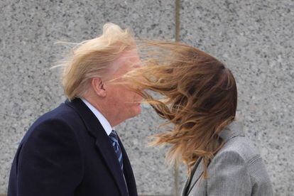 Trump beija a mulher, Melania, durante evento em Washington para comemorar os 75 anos do Dia da Vitória na Segunda Guerra Mundial