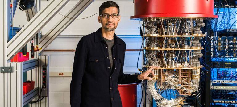 Sundar Pichai, presidente-executivo do Google, ao lado de um dos computadores quânticos da empresa em seu laboratório em Santa Barbara, Califórnia.