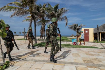 Soldados patrulham praia em Fortaleza.
