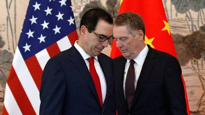 O secretário do Tesouro dos EUA, Steve Mnuchin (à esquerda), e o representante de Comércio, Robert Lighthizer, durante uma visita à China em 1º de maio