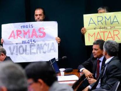 Protesto contra projeto que relaxa estatuto do desarmamento.