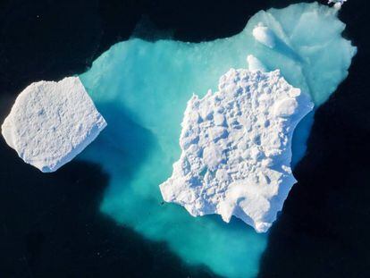 Um iceberg flutua em um lago perto da cidade de Tasiilaq (Groenlândia).