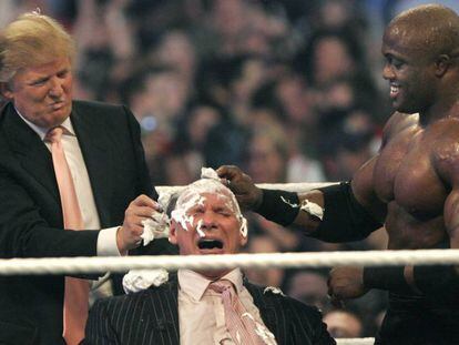 Imagem do vídeo em que Trump raspa a cabeça de Vince McMahon.