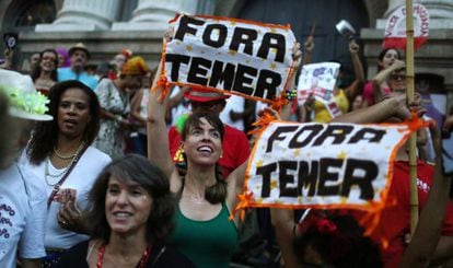 Uma das manifestações pelo fora Temer em bloco de carnaval no Rio.