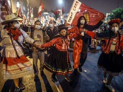 Simpatizantes do esquerdista Pedro Castillo participam de uma mobilização no sábado passado em Lima.