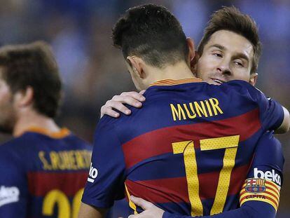 Messi e Munir se abra&ccedil;am ap&oacute;s o primeiro gol.