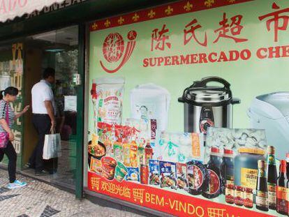 Consumidores entram em supermercado chin&ecirc;s em Lisboa.