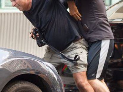 O ator Alec Baldwin, à direita, briga com um fotógrafo numa rua de Nova York, em agosto passado.