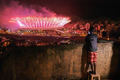 Menino do morro da Mangueira assiste os fogos da cerim&ocirc;nia de encerramento dos Jogos.