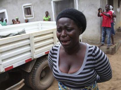 Uma mulher chora pela morte de um familiar vítima do ebola.