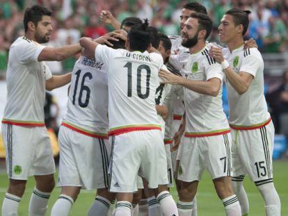 Jogadores do México comemoram o primeiro gol.