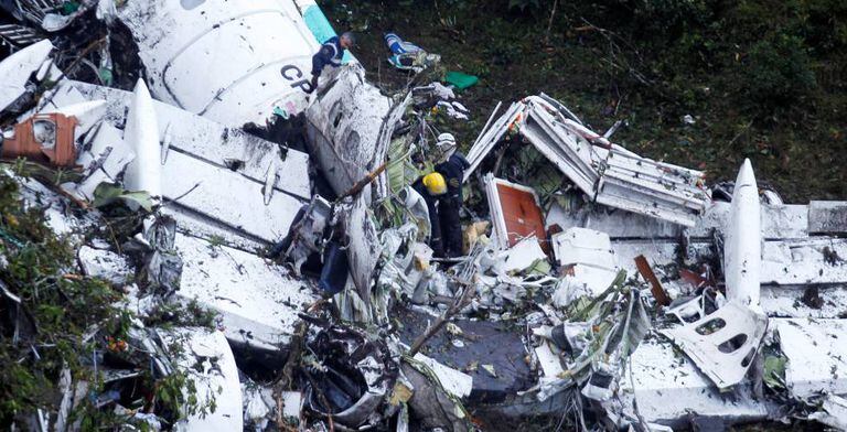 Os serviços de resgate trabalham no avião acidentado, na terça-feira.