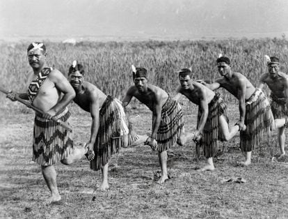 Maoris realizando uma haka em foto de 1900.