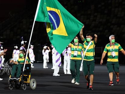 Os porta-bandeiras Evelyn de Oliveira e Petrúcio Ferreira, que representaram a delegação brasileira na abertura dos Jogos Paralímpicos Tóquio 2020, nesta terça-feira, 24 de agosto, na capital japonesa.