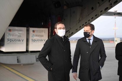 O agora ex-primeiro-ministro eslovaco Igor Matovic (direita) e seu ministro da Saúde, Marek Krajci, no mês passado no aeroporto de Kosice.