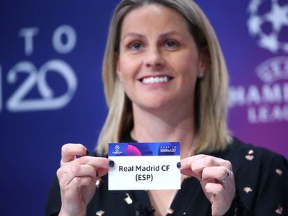 A ex-jogadora Kelly Smith sorteia a bolinha do Real Madrid.