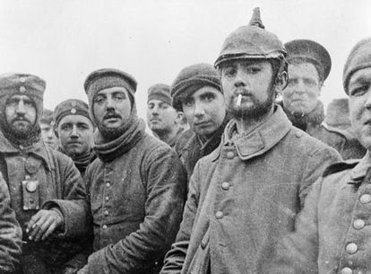 Foto de soldados alemães e britânicos na Bélgica durante a Trégua de Natal de 1914.