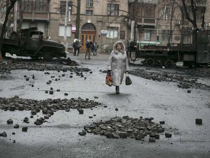 Uma mulher neste domingo em Kiev.