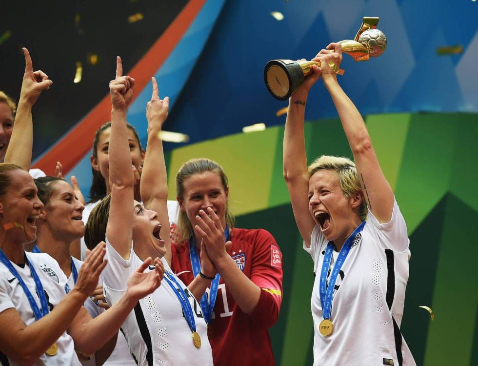 Megan Rapinoe comemora a vitória da seleção de futebol norte-americana na Copa do Mundo de Futebol Feminino de 2015, no Canadá. Na página anterior, a jogadora durante eventos organizados pela Nike em Paris, em março passado.
