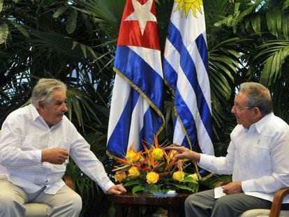 Pepe Mujica (&agrave; esq.) e Ra&uacute;l Castro, em encontro em Havana, em 24 de julho de 2013. 