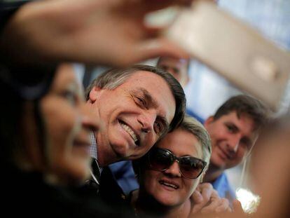 Candidato Jair Bolsonaro (PLS) tira selfie com apoiadora em Brasília. 