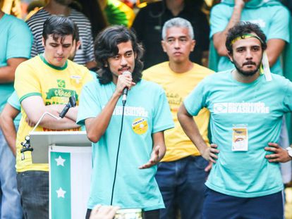 Kim Kataguiri, Renan Santos e outros membros MBL protestam a favor do impeachment de Dilma, em março de 2016.