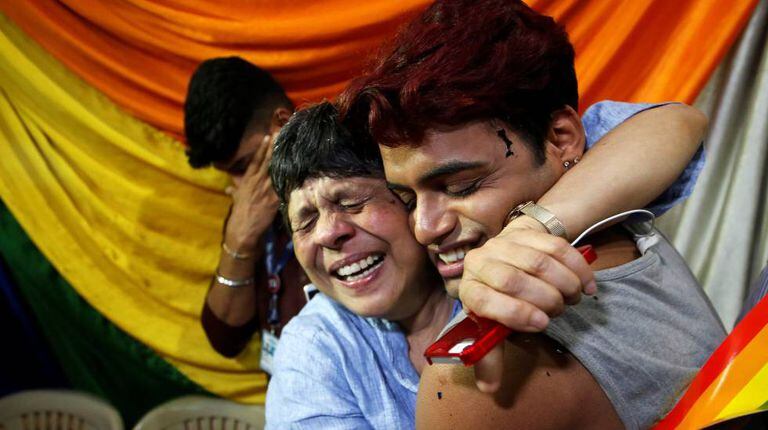 Membros da comunidade LGTBI comemoram em Bombay a despenalização da homossexualidade na Índia