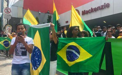 Estudantes e militantes se manifestam contra e a favor de Bolsonaro, na Universidade Presbiteriana Mackenzie