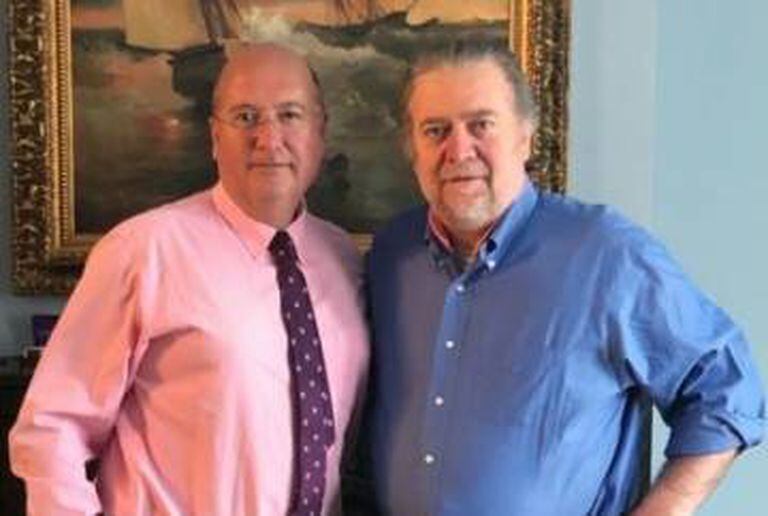 Rafael Bardají (esquerda) e Steve Bannon em Washington, em abril passado.