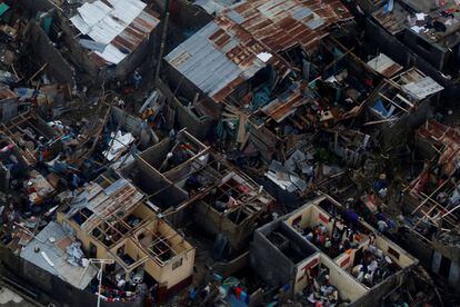 Sobreviventes em casas destruídas na localidade haitiana de Jeremie.