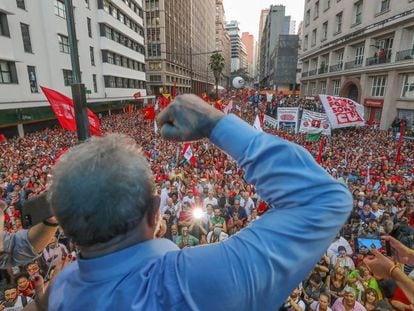 Lula discursa em Porto Alegre um dia antes de ser condenado em segunda instância por corrupção.