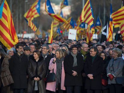 Representantes do Governo catalão apoiam de Artur Mas, na segunda-feira, em Barcelona.