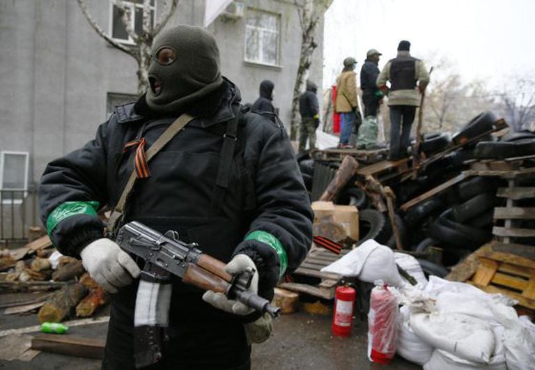 Um rebelde pró-Rússia vigia uma delegacia em Slaviansk.