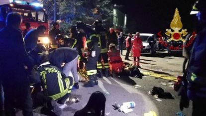 Pessoal de emergências atende às vítimas da estampida em Corinaldo.