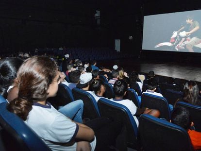 Crianças assistem ao filme 'O escaravelho do diabo' na abertura do CEU Jaçanã, em abril.