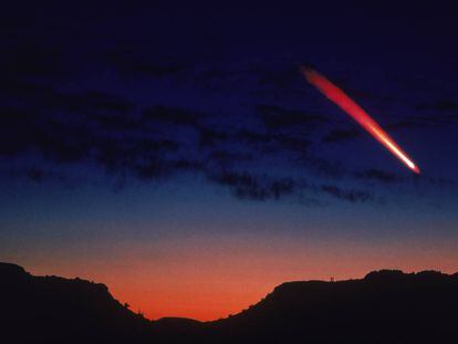 Um cometa passa próximo da Terra.