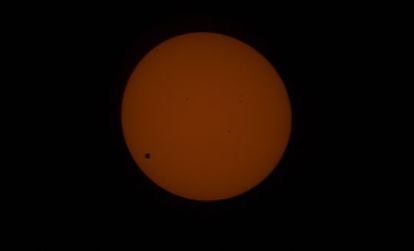 Da Terra, as sombrinhas seriam vistas contra o Sol ainda menores que Vênus (na imagem) durante seu trânsito diante do astro.