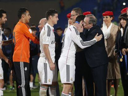 O presidente do Real, Florentino Pérez, cumprimenta seus jogadores.