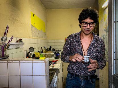 O líder do movimento Arquipélago, Yunior García, posa para uma foto em sua casa no bairro de San Agustín, em Havana, no dia 12.
