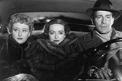 Bette Davis (no centro), Celeste Holm e Hugh Marlowe em uma cena de ‘A Malvada’.