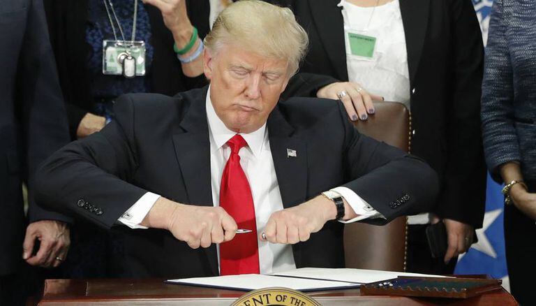 Trump, depois de assinar o decreto que autoriza a construção do muro.