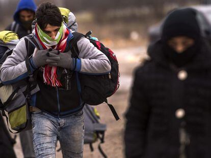 Vários refugiados cruzam a fronteira da Macedônia para a Sérvia.