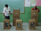 People wearing protective masks cast their votes in the general election during the outbreak of the coronavirus disease (COVID-19), in Santo Domingo, Dominican Republic July 5, 2020. REUTERS/Ricardo Rojas