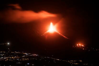O vulcão em erupção visto do mirante de El Time no sábado.