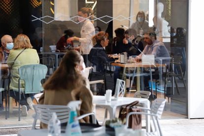 Os bares e restaurantes da região de Múrcia, no sudeste da Espanha, que reabriram a parte interna na quarta-feira.