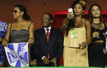 Obiang, o presidente da Guiné Equatorial, assiste ao desfile da Beija Flor, no sambódromo do Rio.