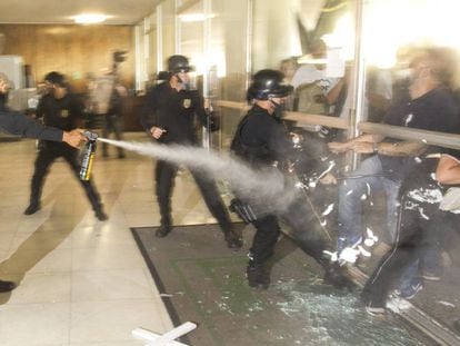 Manifestantes quebram vidraça do Congresso e polícia legislativa reage.