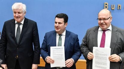 Da esquerda para a direita, o ministro alemão do Interior, Horst Seehofer, o do Trabalho e Assuntos Sociais, Hubertus Heil, e o de Economia e Energia, Peter Altmaier.