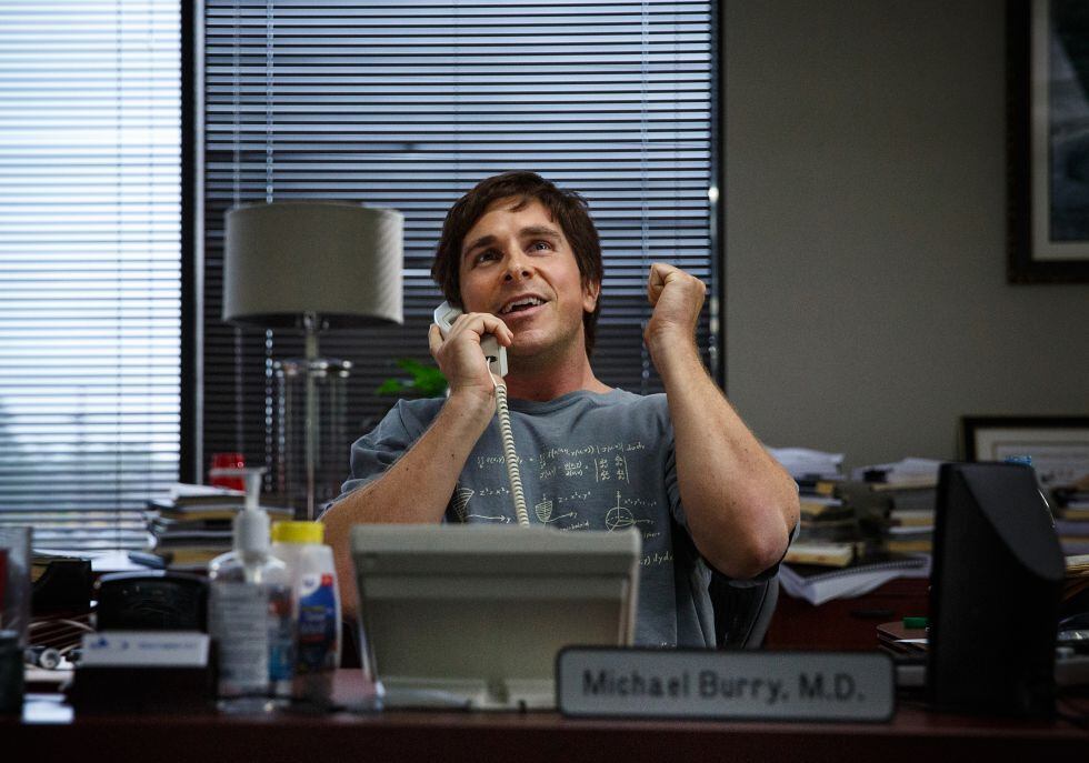 Christian Bale interpretando Michael Burry em 'A Grande Aposta