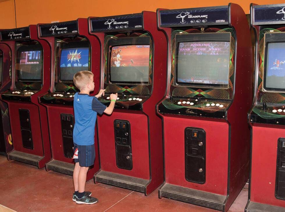 Menino joga em um dos quase 100 fliperamas do salão de jogos Arcade Planet de Dos Hermanas (Sevilha)
